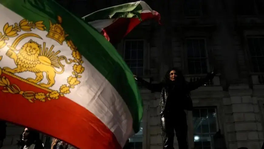 إيران تستدعي سفير بريطانيا احتجاجا على حادث سفارتها في لندن