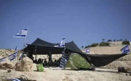 مستعمرون ينصبون خيمة قرب خيام المواطنين في الأغوار الشمالية