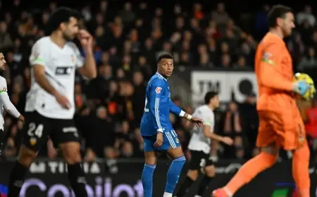 ريال مدريد يواصل ملاحقة برشلونة بثنائية في فالنسيا