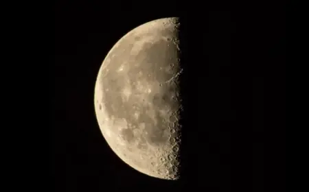 نصفه مضاء والآخر مظلم.. قمر التربيع الأخير يزين السماء