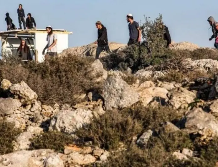 مستعمرون يعرقلون عمل الطواقم التعليمية في مدرسة المالح بالأغوار الشمالية