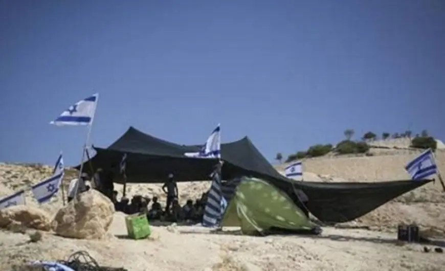 مستعمرون ينصبون خيمة قرب خيام المواطنين في الأغوار الشمالية