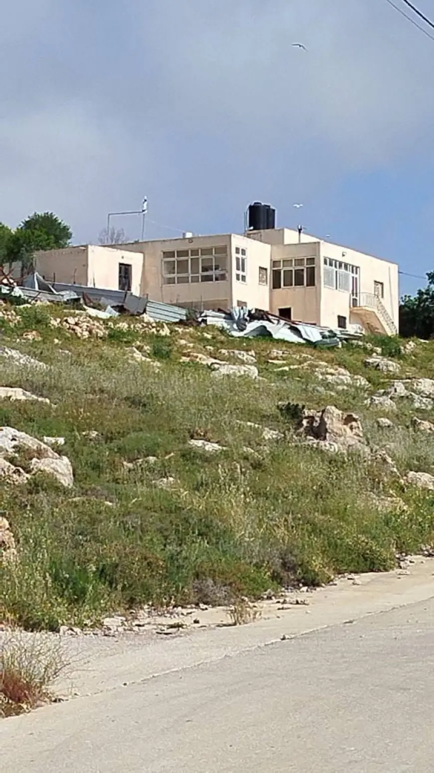 مستعمرون يستولون على منزل في دير جرير والاحتلال يعتقل شقيقين من كفر نعمة