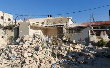 الاحتلال يجبر مواطنا على هدم منزله في مخيم شعفاط شمال القدس