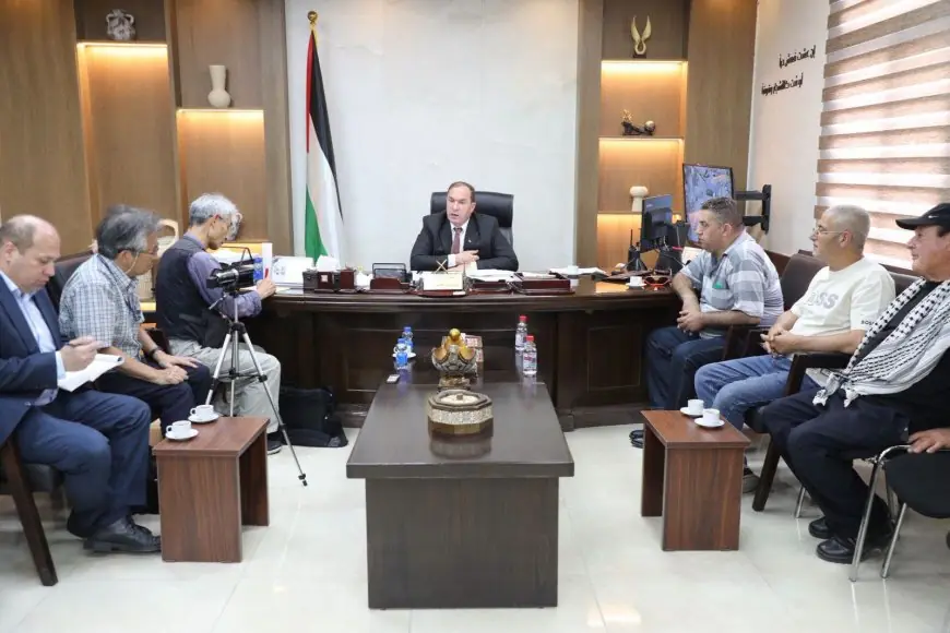 ضمن إجراء مقابلة صحفية عن الوضع في محافظة طولكرم   اللواء د. كميل يستقبل  صحفيين يابانيين من  منظمة زينكو اليابانية