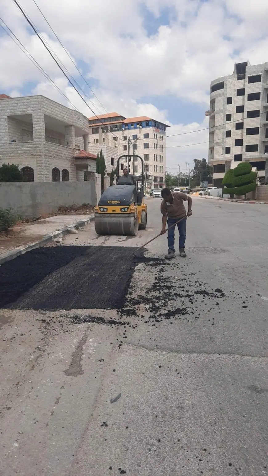 بلدية طولكرم تواصل أعمال تأهيل وصيانة الطرق في المدينة