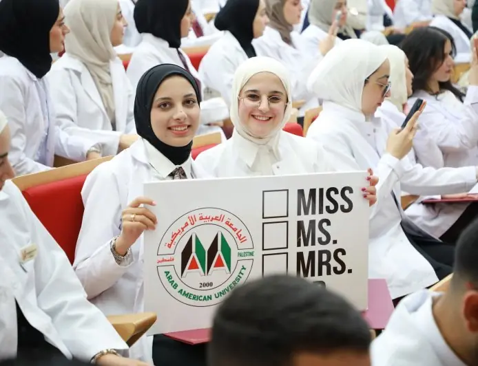 طلبة طب الأسنان في الجامعة العربية الأمريكية يؤدون قسم المهنة تمهيدا لتخريجهم