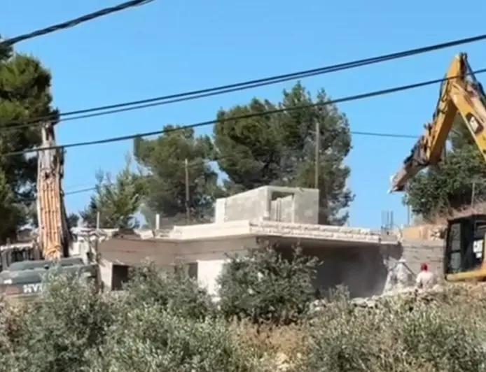تصعيد إسرائيلي في الضفة: هدم منازل في الخليل ورام الله وحملة اعتقالات واسعة