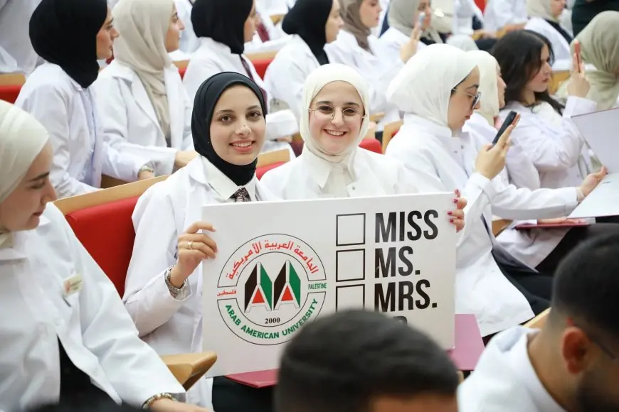 طلبة طب الأسنان في الجامعة العربية الأمريكية يؤدون قسم المهنة تمهيدا لتخريجهم