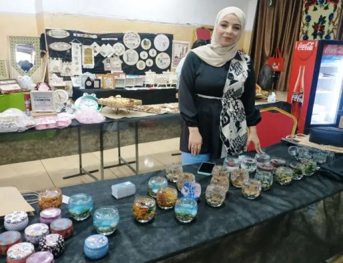 سناء فريج تحوّل "الشمع" إلى تحفٍ للإنارة والزينة