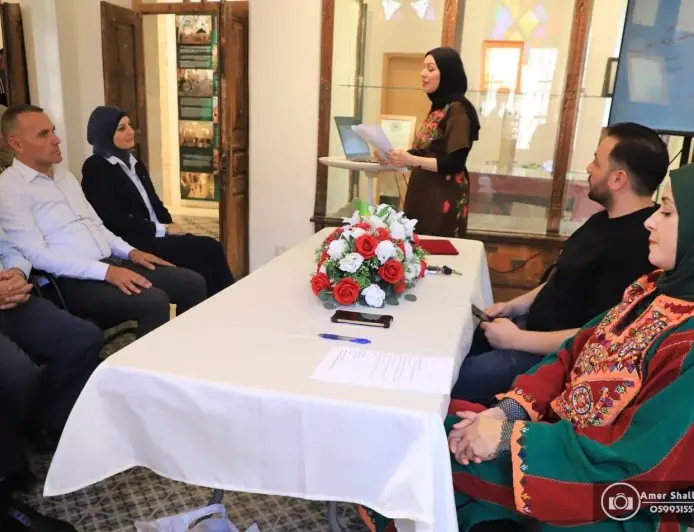 «وشاح الأرض… حكايات الثوب الفلسطيني بين الهوية والذاكرة» ندوة ثقافية في الخليل تبحث في رموز الثوب ودلالاته