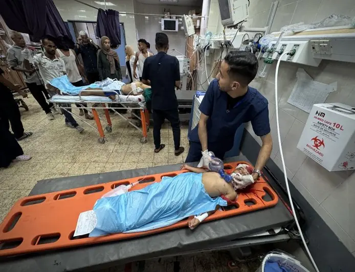 شهيد ومصابون جراء استهداف طائرات الاحتلال خيمة نازحين في دير البلح