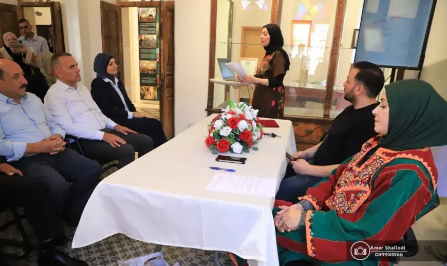 «وشاح الأرض… حكايات الثوب الفلسطيني بين الهوية والذاكرة» ندوة ثقافية في الخليل تبحث في رموز الثوب ودلالاته