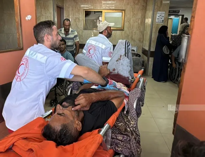 إصابتان إحداهما حرجة في قصف مسيّرة تجمعا للمواطنين في مخيم الشاطئ غرب مدينة غزة