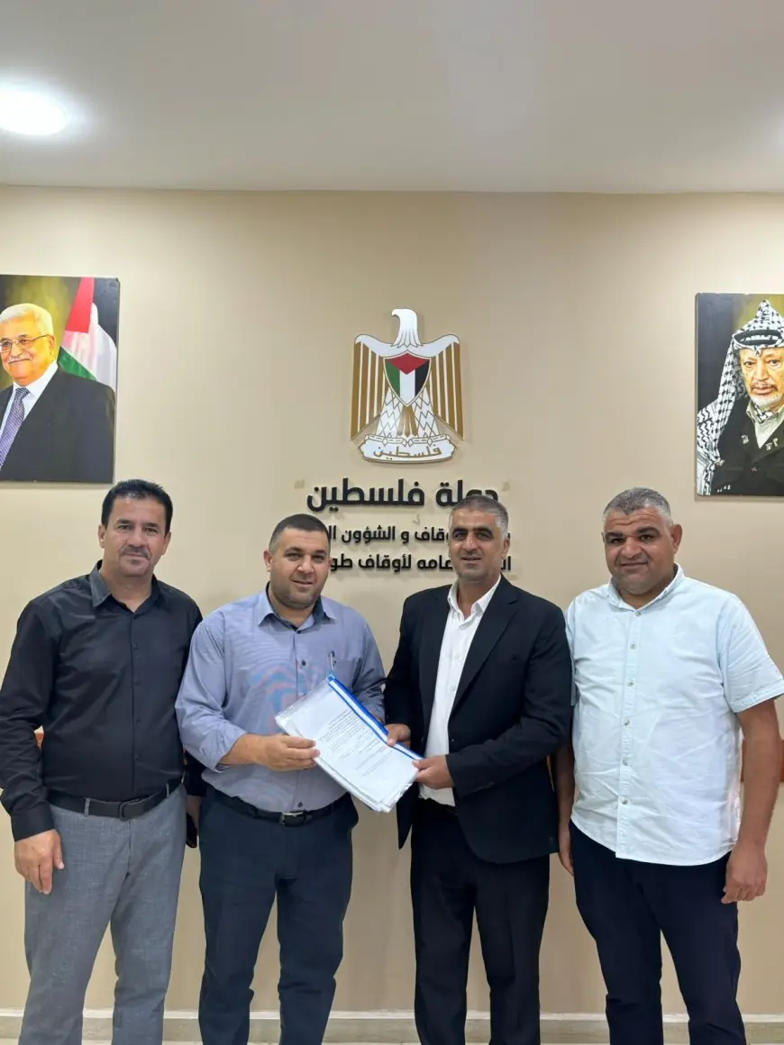 اوقاف طولكرم تسلم ملف اضرار الاراضي والممتلكات الوقفية للجنة الوطنية لسجل أضرار الجدار 