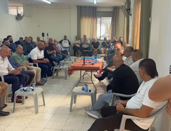 ممثلو عائلات كفر عقب يطالبون بحل عاجل لأزمة المرور على حاجز قلنديا