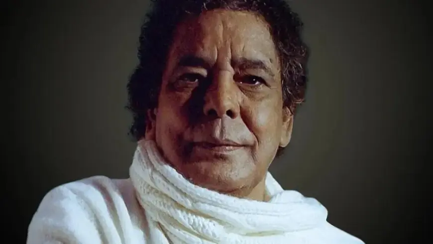 بعد أنباء عن وعكة صحية.. مصدر: الكينج محمد منير بخير ويقضي إجازة مع أسرته